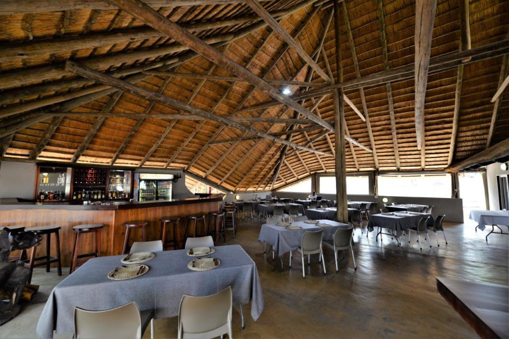 Restaurant ouvert sur le bush surmonté d’un toit de chaume